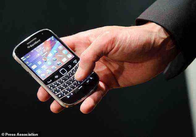 BlackBerry, das kanadische Unternehmen, das im Jahr 2000 mit seinem klassischen Smartphone die Welt im Sturm eroberte, gab am Freitag bekannt, dass es die Unterstützung für das ikonische Gerät einstellt.  Am 4. Januar 2022 werden alle Geräte, auf denen BlackBerry 7.1 und früher, BlackBerry 10-Software und BlackBerry OS 2.1 und früher ausgeführt werden, dunkel