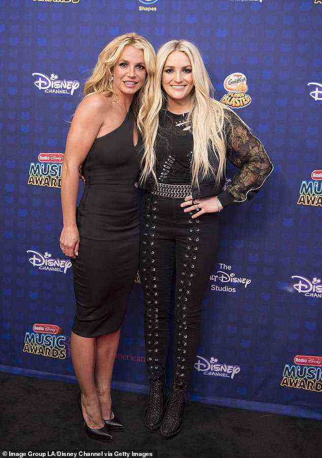 Entfremdet: Grammy-Gewinnerin Britney Spears (L, im Bild 2017) folgt ihrer jüngeren Schwester Jamie Lynn Spears (R) nicht mehr auf der Social-Media-App Instagram, wenn sie es jemals getan hat