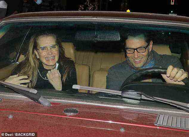 Spaß haben: Brooke Shields lachte mit einem männlichen Kumpel im Auto, nachdem sie diese Woche in Los Angeles zusammen zu Abend gegessen hatten