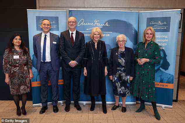 Camilla, Herzogin von Cornwall (Mitte), nahm heute an einer Londoner Veranstaltung anlässlich der 75. Veröffentlichung von The Diary of Anne Frank teil.  Ebenfalls anwesend waren Anne Franks Stiefschwester Eva Schloss (rechts) und Joanna Lumley (ganz rechts)