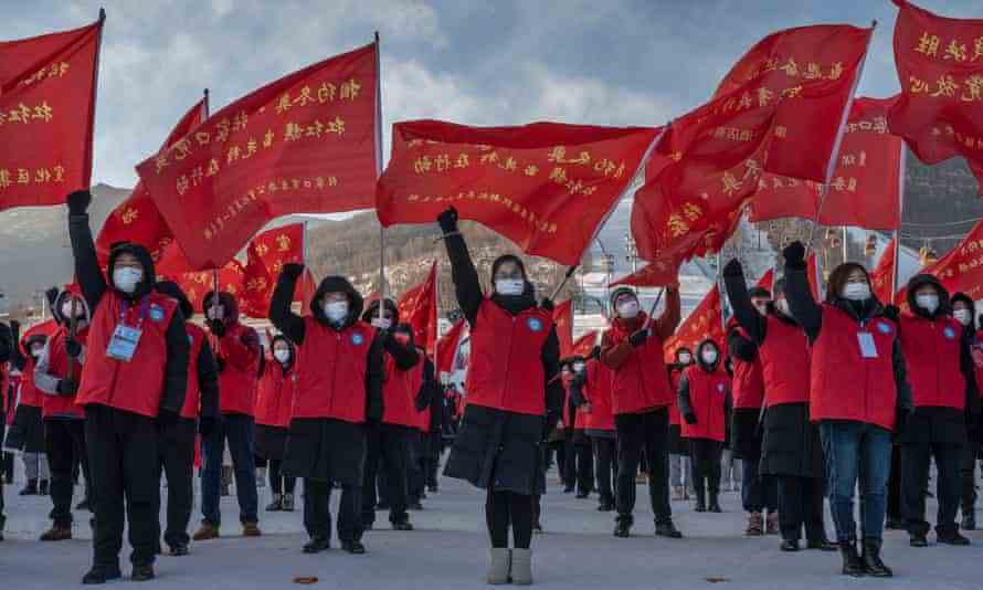 Freiwillige, die Teil der Unterstützung für die Olympischen Winterspiele 2022 in Peking sein werden, beschwören einen Eid für eine erfolgreiche Veranstaltung.