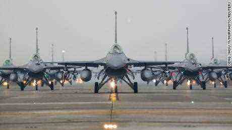 Taiwan setzt das Kampftraining der F-16-Flotte aus, nachdem ein Jet ins Meer gestürzt ist