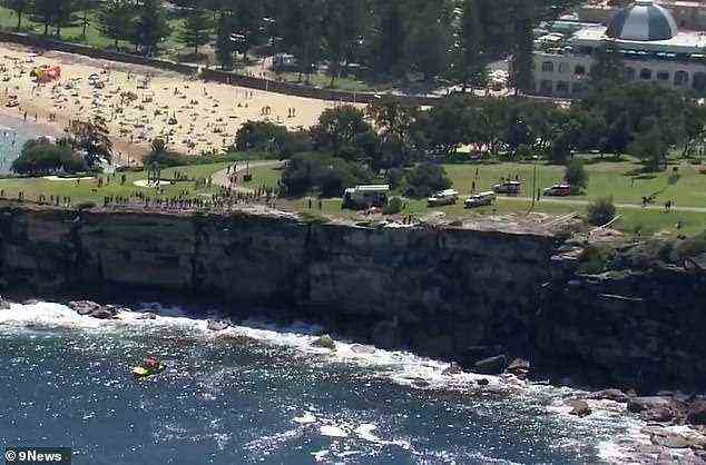 Der Mann soll am Samstagnachmittag kurz vor 15 Uhr von der Klippe zwischen Coogee Beach und Gordon's Bay im Osten Sydneys gefallen sein