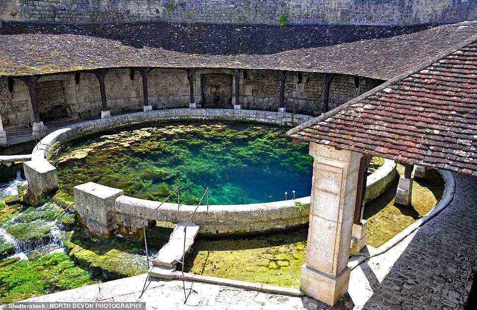 Die mysteriöse Quelle Fosse Dionne (im Bild) befindet sich in der historischen Stadt Tonnerre in der Weinregion Burgund