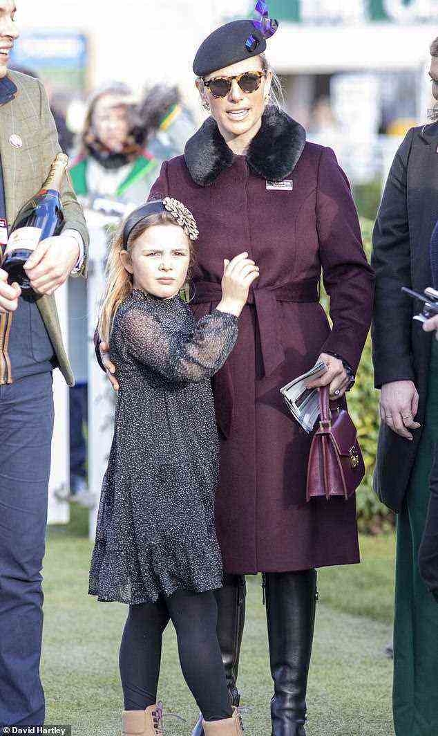Mia Tindall, acht, schien ganz erwachsen zu sein, als sie sich heute früh zu ihrer Mutter Zara zum Cheltenham's Festival Trial Day auf der Rennbahn gesellte