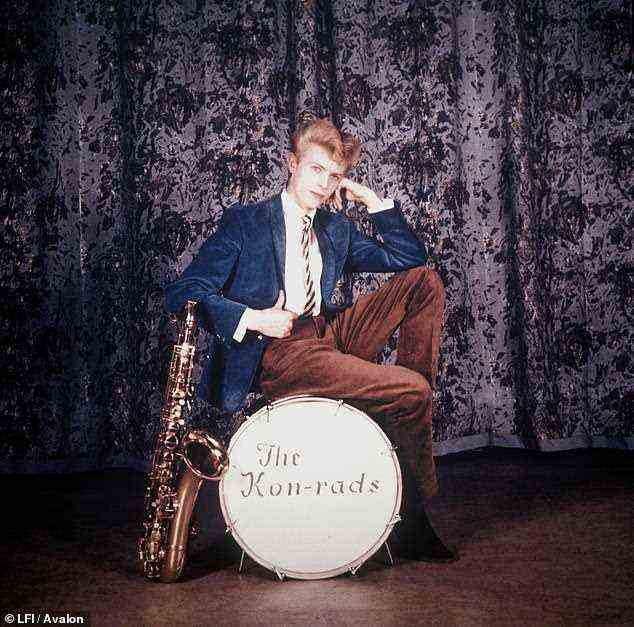 Rückblick: David Bowies ehemalige Bandkollegen haben seltene frühe Fotos des Stars geteilt, als sie ihm an seinem sechsten Todestag Tribut zollten