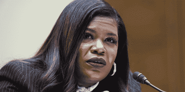 Rep. Cori Bush, D-Mo., sagt während der Anhörung des House Oversight and Reform Committee aus, "Geburt, während schwarz: Untersuchung der Gesundheitskrise von schwarzen Müttern in Amerika," im Rayburn Building 6. Mai 2021. 