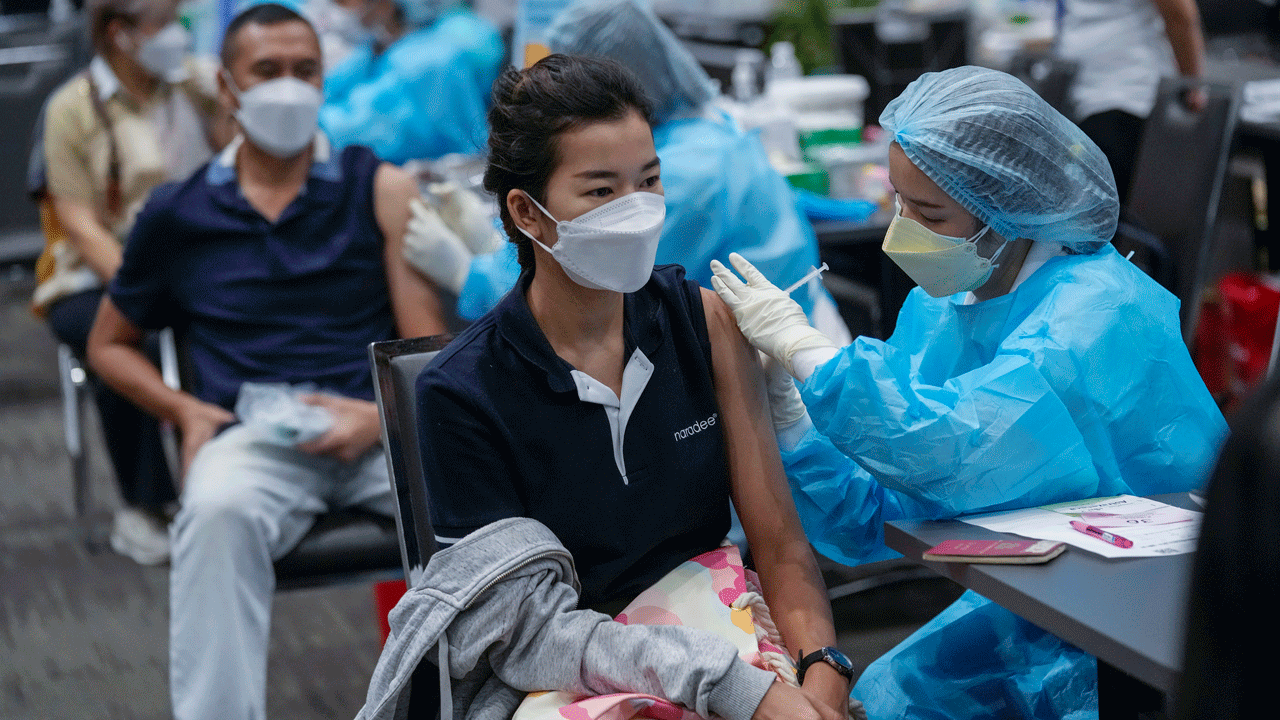 Ein Gesundheitspersonal verabreicht am 17. November 2021 in Bangkok, Thailand, eine Dosis des AstraZeneca COVID-19-Impfstoffs. Die Fallzahlen von Omicron sind in vielen Ländern Asiens relativ gering geblieben.  Vorerst bleiben viele vom Schlimmsten abgeschirmt, obwohl die nächsten Monate kritisch bleiben werden.