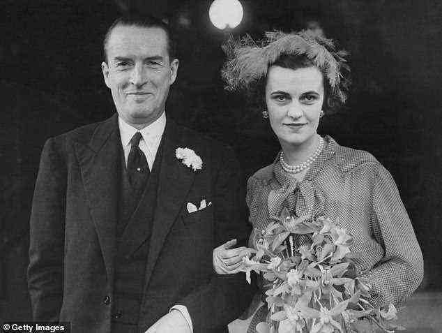 Margaret Campbell und Ian Douglas Campbell, 11. Duke of Argyll, sind am 23. März 1951 an ihrem Hochzeitstag in der Caxton Hall in London abgebildet – dank A Very British Scandal