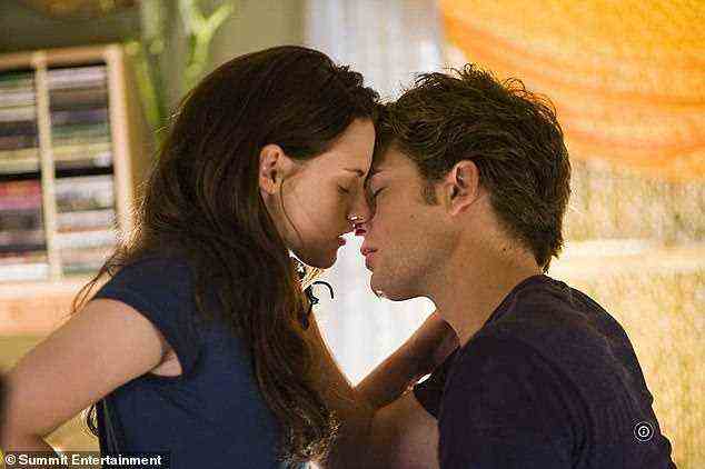 Chemistry: Twilight-Regisseurin Catherine Hardwicke erinnert sich, dass sie sich Sorgen darüber machte, dass Robert Pattinson und Kristen Stewart nach ihrem heißen Vorspielkuss eine „illegale“ sexuelle Begegnung hatten