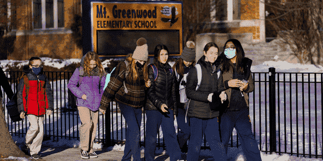 Die Schüler der Mt. Greenwood Elementary School in Chicago reisen nach einem ganzen Tag Unterricht am Montag, den 10. Januar 2022, ab.