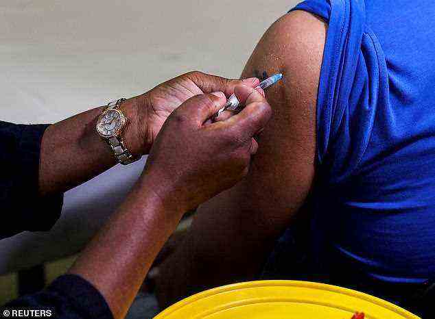 Ein Mitarbeiter des Gesundheitswesens verabreicht einem Mann inmitten der Ausbreitung der Omicron-Coronavirus-Variante in Johannesburg, Südafrika, am 9. Dezember den Pfizer-Impfstoff