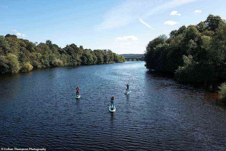 Carlton Reid ging mit CBK Adventures auf eine River Tyne Paddleboarding-Safari.  Seine Gruppe ist hier ab Hexham Bridge abgebildet