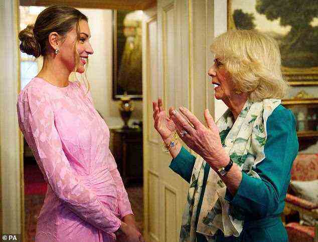 Die Herzogin von Cornwall traf Reality-Star Zara McDermott, als sie eine Feier zum 50. Jahrestag der Wohltätigkeitsorganisation Refuge für häusliche Gewalt veranstaltete
