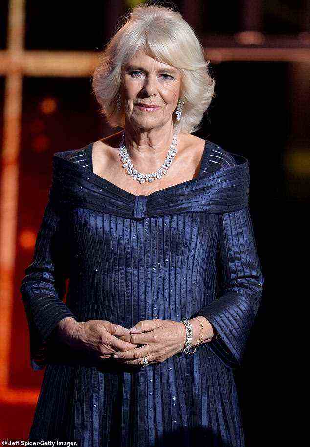 Die Herzogin von Cornwall soll Schirmherrin des Nationaltheaters werden, nachdem Meghan Markle letztes Jahr die königliche Schirmherrschaft entzogen wurde.  Sie ist bei den Olivier Awards 2019 abgebildet