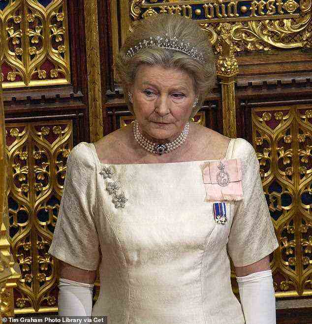 Die langjährige Lady-in-Waiting Diana der Königin, Lady Farnham, begleitete den Monarchen während der Parlamentseröffnung im House of Lords
