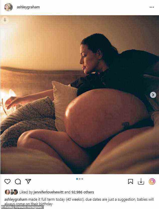Letzter Abschnitt: Ashley Graham, 34, ging am Samstag zu Instagram, um neue Fotos von ihrem ständig wachsenden Babybauch zu teilen, um ihre Follower wissen zu lassen, dass sie es mit ihren Zwillingen geschafft hat
