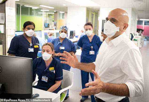 Gesundheitsminister Sajid Javid mit NHS-Mitarbeitern im Krankenhaus des King's College in London Anfang dieses Monats.  Er sagte den Abgeordneten im vergangenen Jahr, er werde „auf Verschwendung oder Unordnung achten“, als er dem NHS einen Rekordfinanzierungsschub verlieh