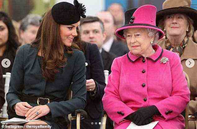Schließen: Buckingham Palace hat heute süße Bilder der Königin und Kate Middleton zum 40. Geburtstag der Herzogin von Cambridge veröffentlicht – zusammen mit einem Geburtstagsgruß mit einem Ballon-Emoji