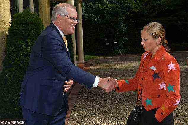 Die Australierin des Jahres Grace Tame (Bild rechts) konnte ihre Verachtung für Premierminister Scott Morrison (links) nicht verbergen, als das Paar am Ende ihrer einjährigen Amtszeit wieder zusammenkam