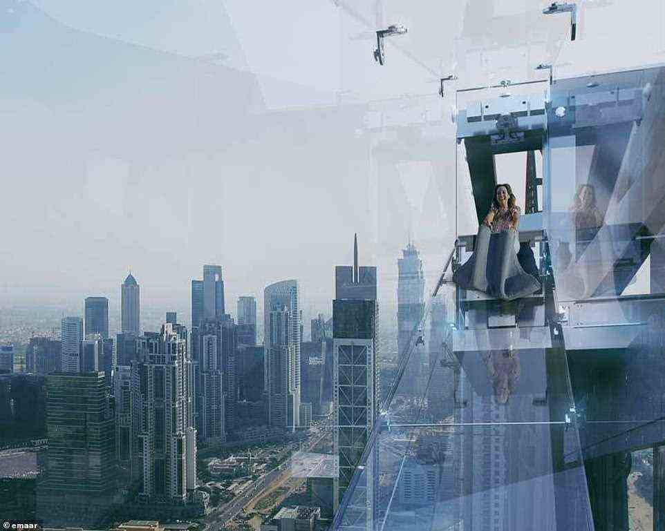 Sky Views Dubai ist eine neue Drei-in-Eins-Attraktion nahe der Spitze eines Dubai-Turms, der viel Glas aufweist – in einer Höhe, in der sich der Magen umdreht.  Hier abgebildet ist die freitragende Glasrutsche
