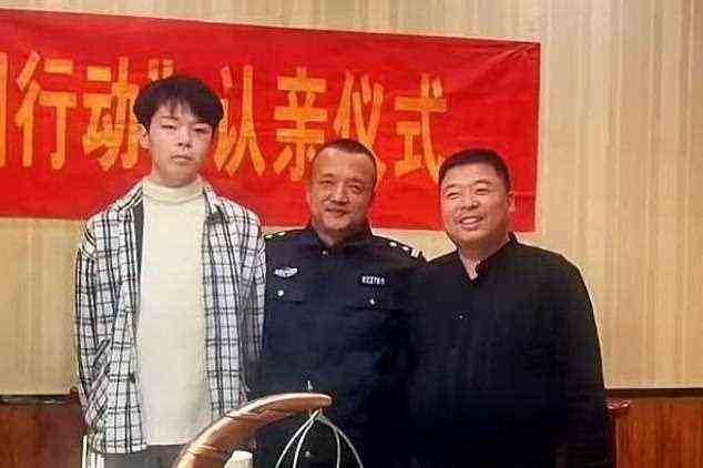Liu Xuezhou (im Bild links mit einem Mann, der angeblich sein leiblicher Vater sein soll, rechts) wurde am Montag tot aufgefunden, nachdem seine leiblichen Eltern ihn zum zweiten Mal abgelehnt hatten, nachdem er als Kind verkauft worden war.  Er hatte seine Eltern durch eine Suche in den sozialen Medien aufgespürt