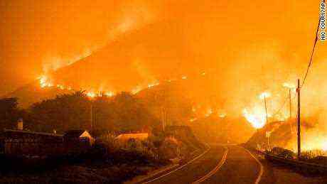 Das Colorado-Feuer brennt am 22. Januar entlang des Highway 1 in der Nähe von Big Sur, Kalifornien.