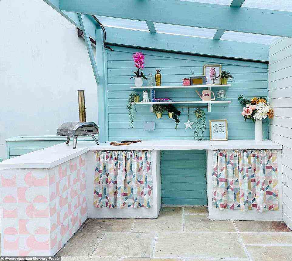 Eine Hausbesitzerin hat ihrem abgenutzten Einfamilienhaus mit einer atemberaubenden Renovierung im Wert von 8.000 £ neues Leben eingehaucht.  Abgebildet, eine brandneue pastellblaue Außenküche für Unterhaltung im Wert von 5.000 £