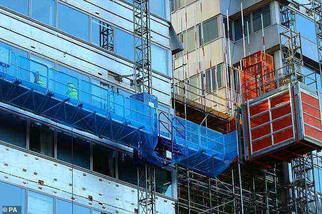 Reparaturrechnung: Wohnungsunternehmen müssen sich bis Anfang März auf einen Plan einigen, um die Kosten für das Entfernen gefährlicher Verkleidungen von Gebäuden zwischen 11 und 18 Metern Höhe zu decken