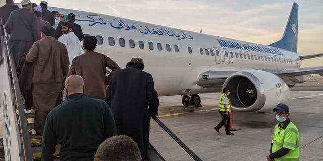 Evakuierte aus Afghanistan an Bord eines Flugzeugs.  Mit freundlicher Genehmigung des Projekts DYNAMO 
