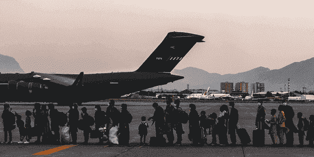 Evakuierte warten darauf, während einer Evakuierung am Hamid Karzai International Airport, Kabul, Afghanistan, am 23. August eine Boeing C-17 Globemaster III zu besteigen. 