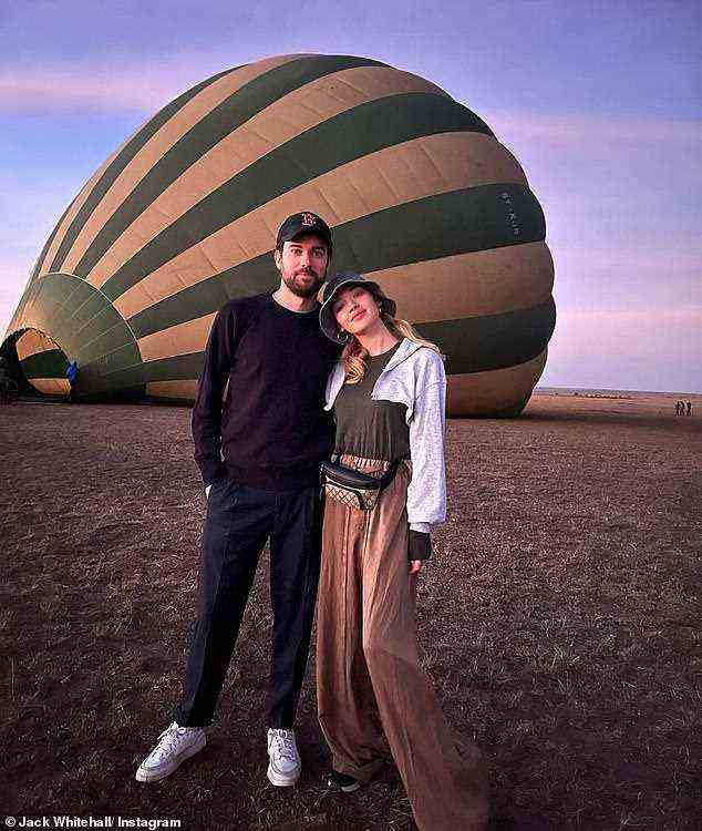 Paarziele: Jack Whitehall, 32, und seine Freundin Roxy Horner, 30, schienen glücklicher denn je zu sein, als sie im Urlaub in Afrika eine Heißluftballonfahrt und eine Safari genossen