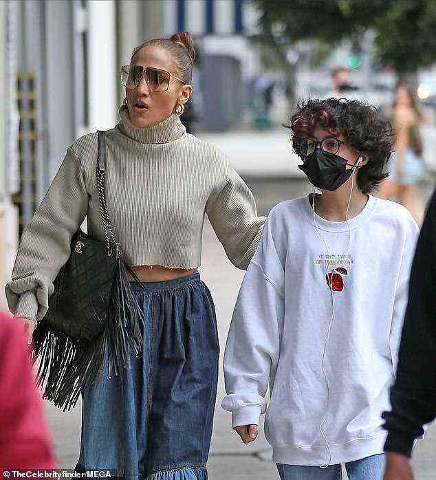Einkaufen: Jennifer Lopez zeigte während eines Samstagsausflugs mit Tochter Emme ihren schicken Bohème-Stil, als die beiden im The Grove in Los Angeles einkauften