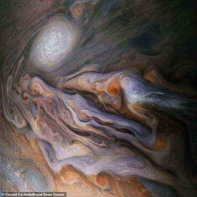 Eine Vielzahl wirbelnder Wolken in Jupiters dynamischem Nord-Nord-Gemäßigten Gürtel ist in diesem Bild der NASA-Raumsonde Juno eingefangen