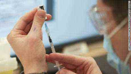 Ein Mitarbeiter des Gesundheitswesens in Montreal bereitet im März 2021 eine Dosis des Pfizer/BioNTech Covid-19-Impfstoffs vor.