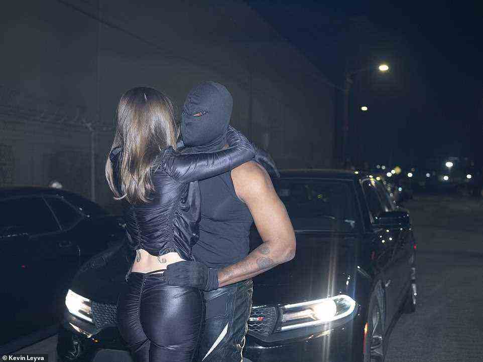 Heiß und schwer!  Kanye West und seine neue Freundin Julia Fox zeigten eine heiße Show, als sie an einem sexy Fotoshooting teilnahmen, um das kommende Album des Rapper Donda 2 in exklusiven Bildern zu promoten, die von DailyMail.com erhalten wurden