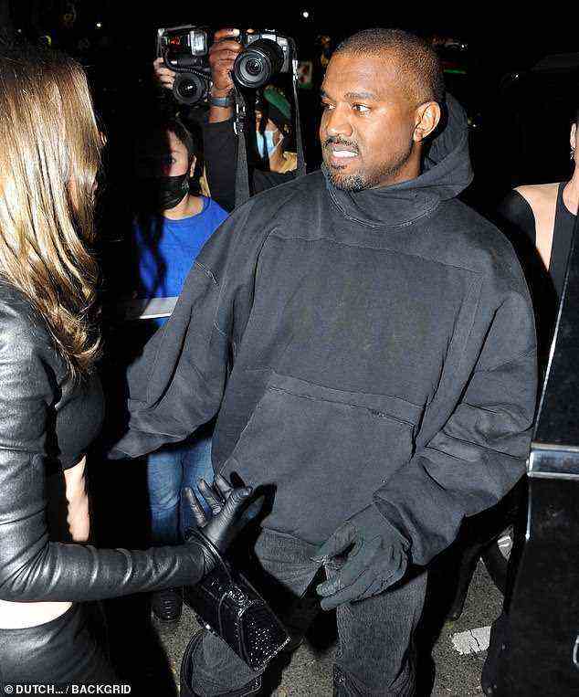 Kanye West und Freundin Julia Fox (im Bild) wurden früher am Abend im Nachtclub Delilah in West Hollywood gesehen, bevor es zu der angeblichen Auseinandersetzung mit einem Fan kam, die sich am Donnerstag gegen 3 Uhr morgens vor dem Soho Warehouse in Los Angeles ereignete.