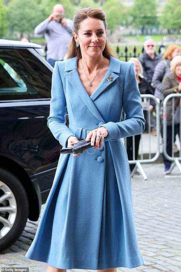 Die Königin wird sich „mehr denn je“ auf die Herzogin von Cambridge verlassen, wenn sie sich auf ein „schwieriges“ Jahr mit Prinz Andrews rechtlichen Problemen und Prinz Harrys bevorstehenden Memoiren vorbereitet, hat ein königlicher Experte behauptet.  Im Bild die Herzogin von Cambridge auf einer königlichen Tour durch Schottland im Mai