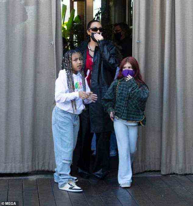 Wieder im Dienst: Kim Kardashian begleitet Tochter North West und Nichte Penelope Disick auf Einkaufstour in Malibu nach einem romantischen Ausflug auf die Bahamas mit Pete Davidson