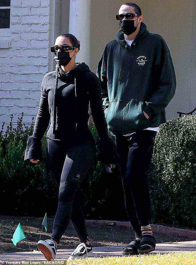 Glückliches Paar: Kim Kardashian und ihr Freund Pete Davidson wurden am Donnerstagnachmittag in Beverly Hills, Kalifornien, beim Treffen mit Freunden gesehen