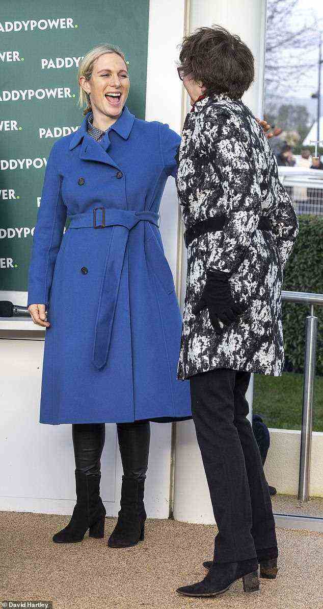 Zara Tindall, 40, machte eine elegante Figur in einem leuchtend blauen Mantel, als sie heute am ersten Treffen des Jahres auf der Pferderennbahn Cheltenham teilnahm