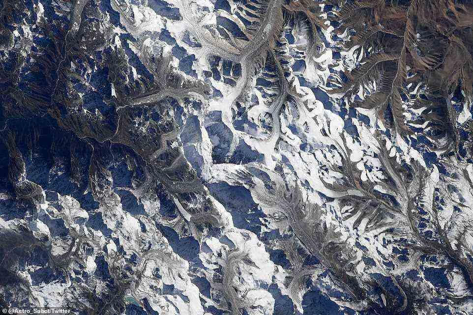 NASA-Astronaut Mark Vande Hei machte an Bord der Internationalen Raumstation (ISS), die etwa 400 Kilometer über der Erdoberfläche schwebte, ein atemberaubendes Bild des Mount Everest