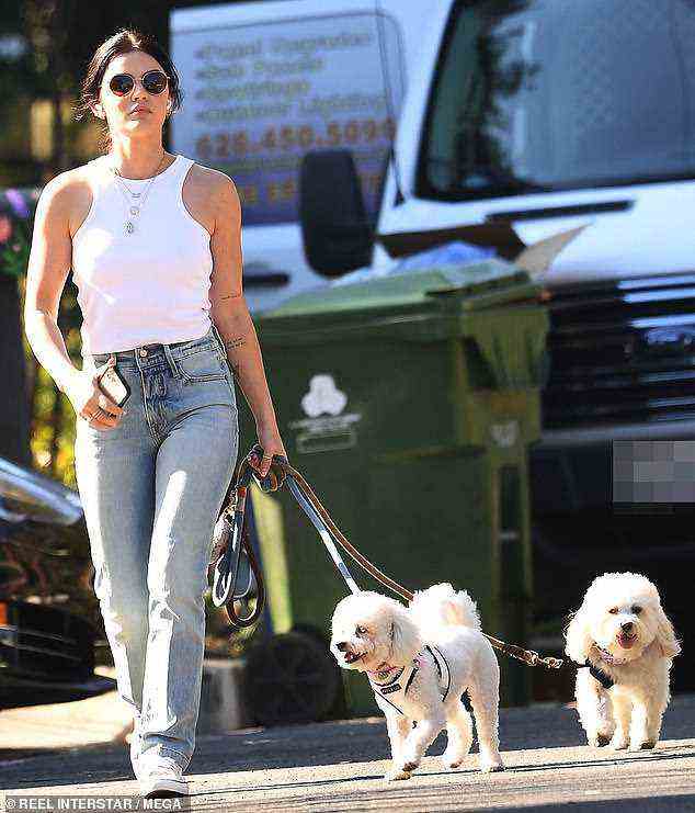 Aufgaben der Hundemutter: Lucy Hale wurde am Dienstag mit ihren Hunden in Los Angeles gesehen