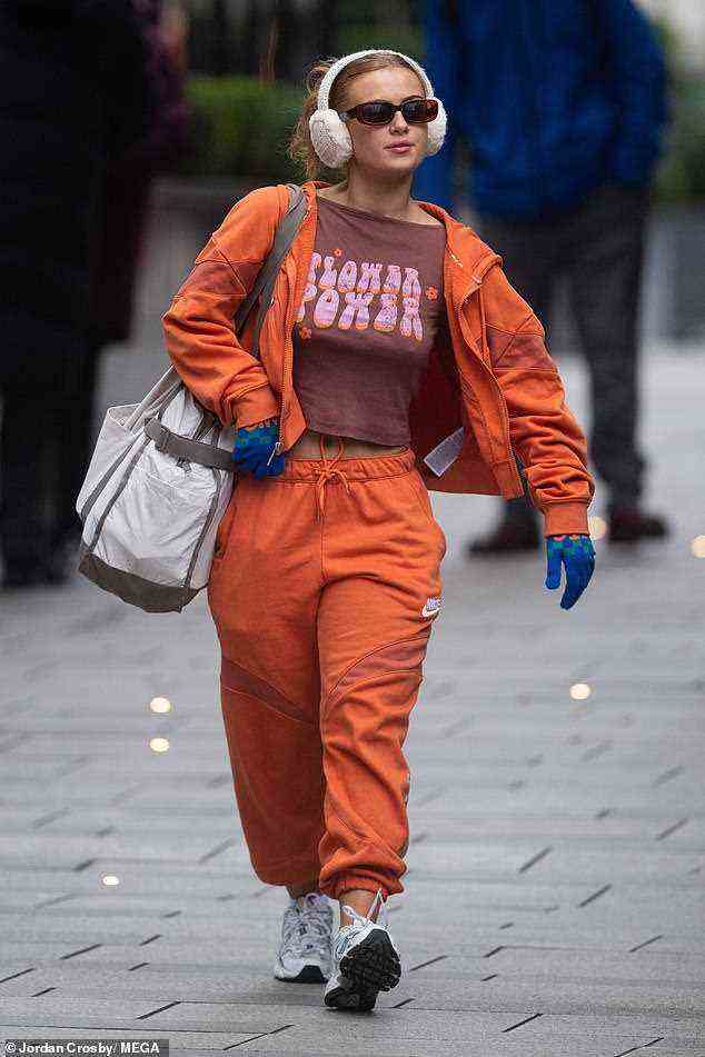 Entspannt: Maisie Smith machte eine lässige Figur, als sie am Dienstag in Leeds spazieren ging