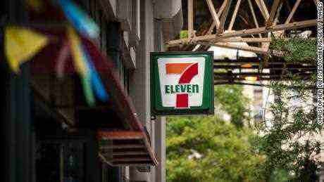 Indiens 99-Milliarden-Dollar-Mann eröffnet das erste 7-Eleven des Landes