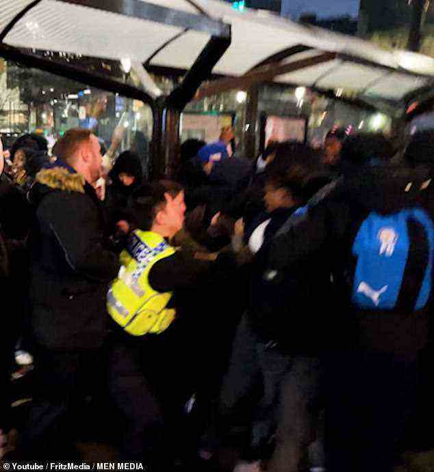 Am Freitag um 17 Uhr brachen in Piccadilly Gardens Kämpfe aus, als Tausende von Arbeitern ihren Heimweg antraten