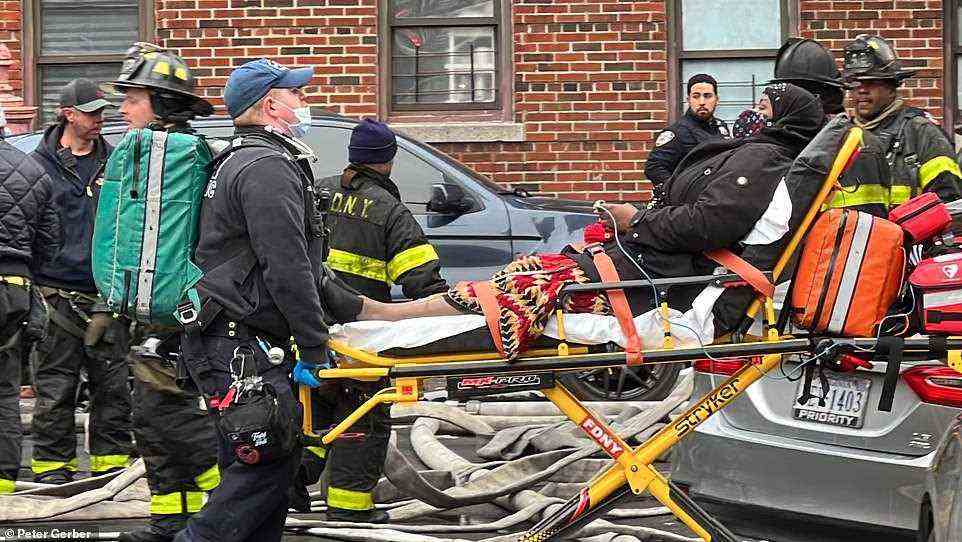 Feuerwehrleute retten am Sonntag Opfer aus dem Feuer in der Bronx