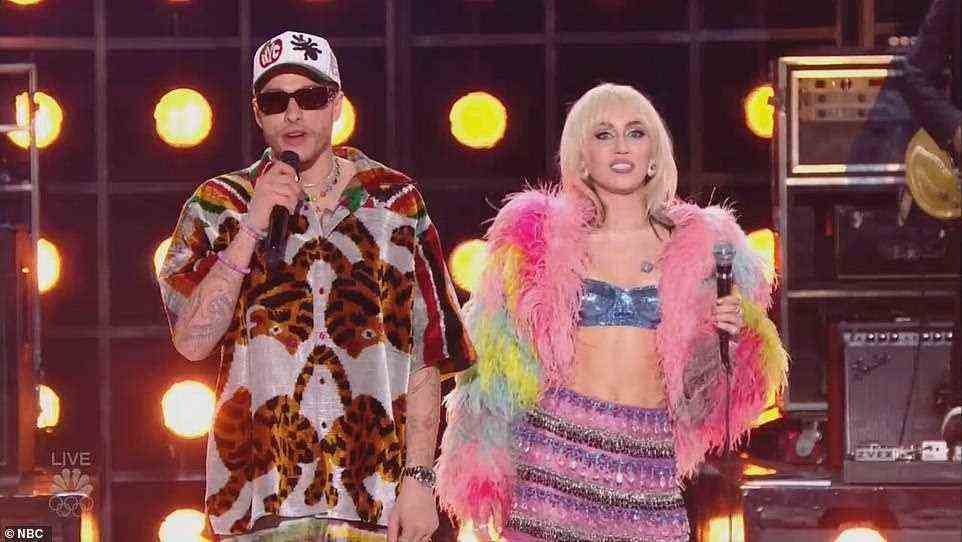 Aufgepumpt!  Miley Cyrus und Co-Moderator Pete Davidson begeisterten die Menge, als sie die Silvesterparty von Miley Cyrus eröffneten, die derzeit live aus Miami, Florida auf NBC übertragen wird