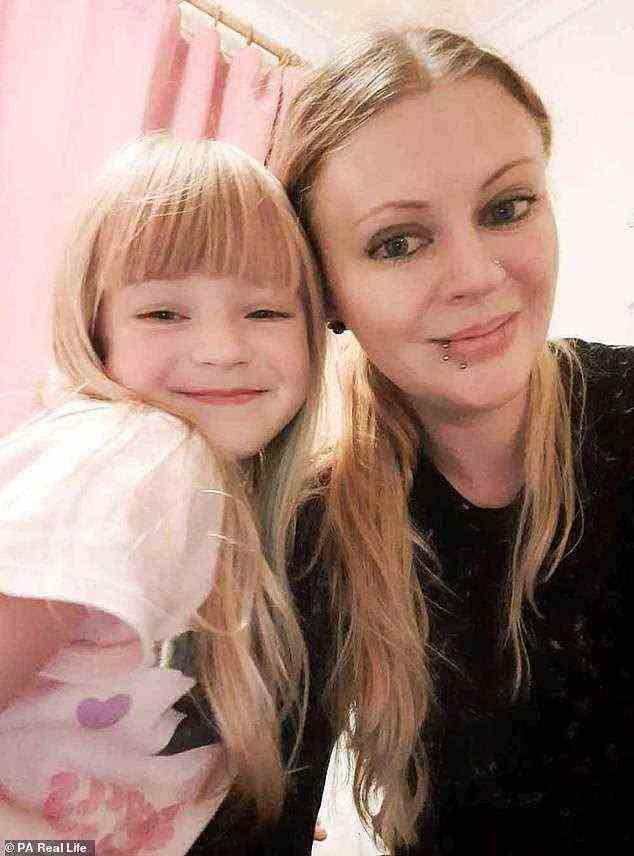 Die Mutter einer Becky Davis, 36, aus Redditch, Worcestershire, die nie geraucht und Covid für ihren anhaltenden Husten verantwortlich gemacht hat, war am Boden zerstört, weil sie an Lungenkrebs im Endstadium leidet.  Die alleinerziehende Mutter ist mit Tochter Lexi, sechs, abgebildet