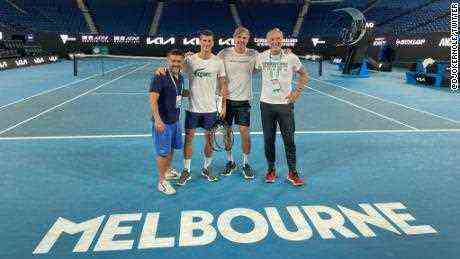 Ein Foto von Novak Djokovic, zweiter von links, getwittert, offenbar von einem Gericht in Melbourne.